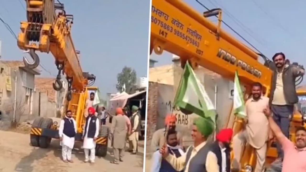 Farmers' Protest 2.0: Viral video shows protesters using cranes to remove police barricades (WATCH) Farmers' Protest 2.0: Viral video shows protesters using cranes to remove police barricades (WATCH)