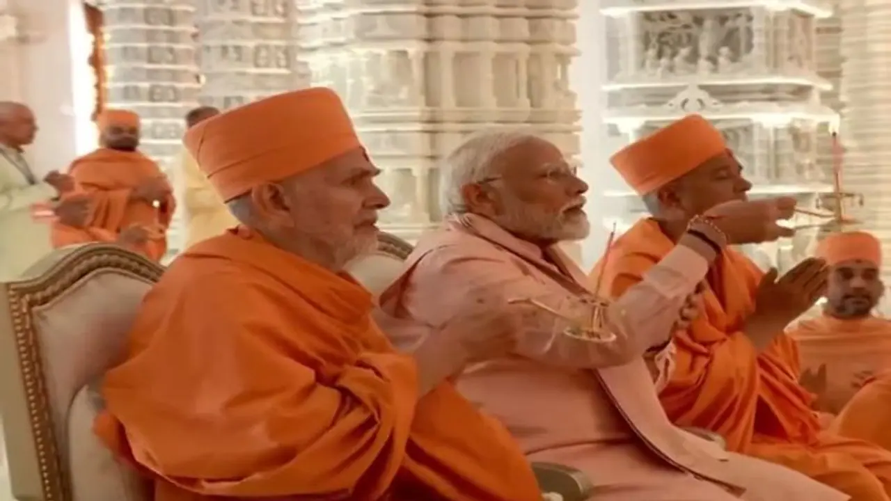 அபுதாபி இந்து கோயிலை திறந்து வைத்த பிரதமர் மோடி: ஆரத்தி வழிபாடு! அபுதாபி இந்து கோயிலை திறந்து வைத்த பிரதமர் மோடி: ஆரத்தி வழிபாடு!