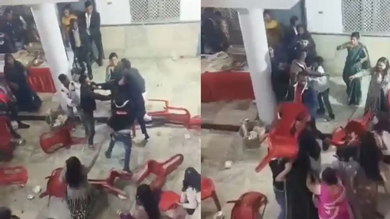 यूपी: शादी समारोह में मेहमानों ने एक दूसरे पर फेंकी कुर्सियां, जमकर चले लात घूंसे देखें वीडियो 