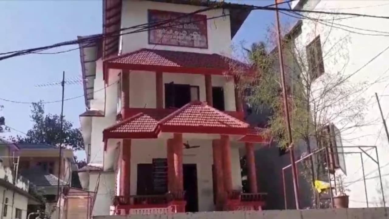 'ഗുണ്ടാ നേതാവിന്റെ വിവാഹം നടത്താൻ ഇടനിലക്കാരനായി ആള്മാറാട്ടം', വിചിത്ര പരാതിയിൽ സിപിഎം നേതാവിനെതിരെ അന്വേഷണം 'ഗുണ്ടാ നേതാവിന്റെ വിവാഹം നടത്താൻ ഇടനിലക്കാരനായി ആള്മാറാട്ടം', വിചിത്ര പരാതിയിൽ സിപിഎം നേതാവിനെതിരെ അന്വേഷണം