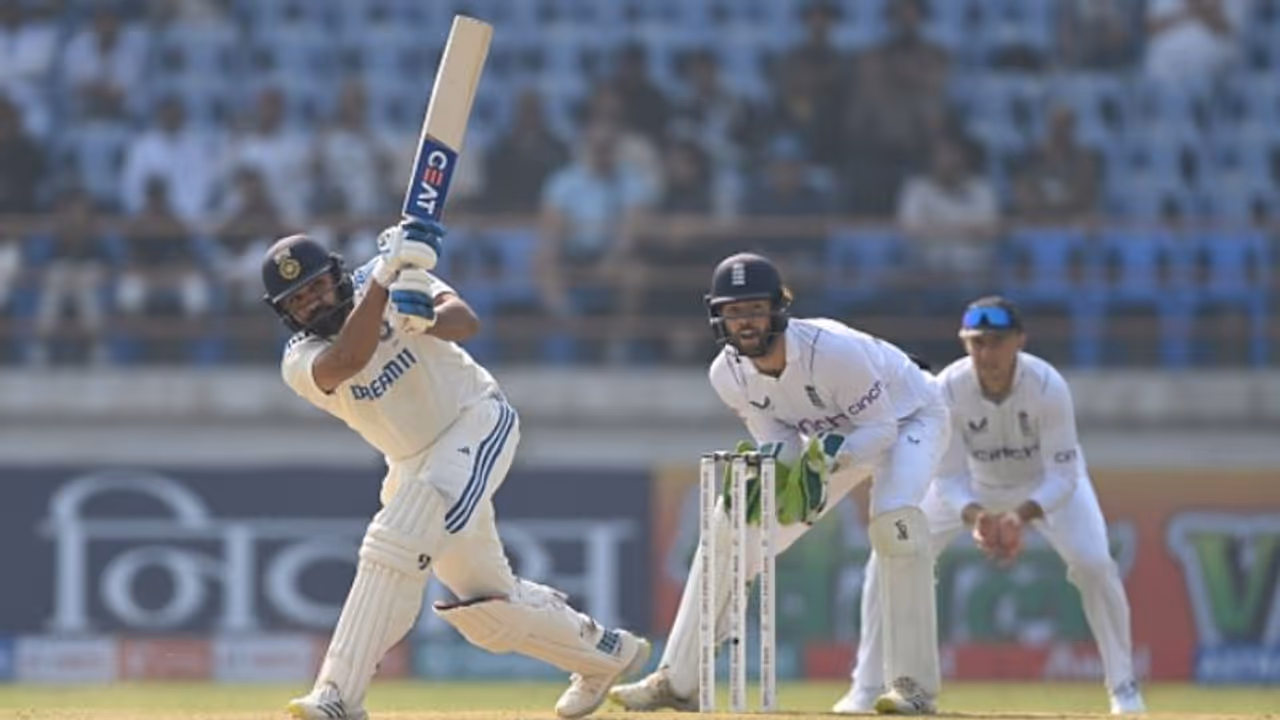 കൂട്ടത്തകര്ച്ചയില് നിന്ന് കൈപിടിച്ചുയര്ത്തി രോഹിത്തും ജഡേജയും; രാജ്കോട്ടില് ഇന്ത്യ തിരിച്ചുവരുന്നു കൂട്ടത്തകര്ച്ചയില് നിന്ന് കൈപിടിച്ചുയര്ത്തി രോഹിത്തും ജഡേജയും; രാജ്കോട്ടില് ഇന്ത്യ തിരിച്ചുവരുന്നു