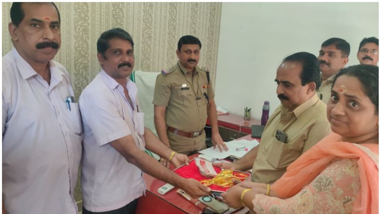 ഗുരുവായൂർ ക്ഷേത്രദർശനത്തിനിടെ കുടുംബം ഇന്ത്യൻ കോഫി ഹൗസിൽ, 40 പവൻ സ്വർണമടങ്ങിയ ബാഗ് മറന്നുവെച്ചു, ശേഷം...