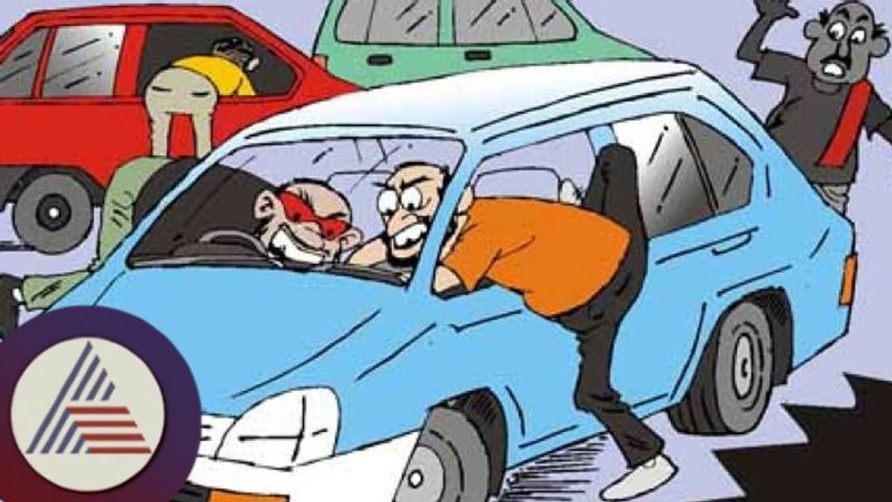 ಬೆ ಮೈ ಹೆದ್ದಾರೀಲಿ ದರೋಡೆಕೋರರ ಹಾವಳಿ; ವಾಹನ ಸವಾರರಿಗೆ ದೊಣ್ಣೆಯಿಂದ ಹೊಡೆದು ಫೋನ್‌ಪೇ ಮೂಲಕ ದರೋಡೆ!