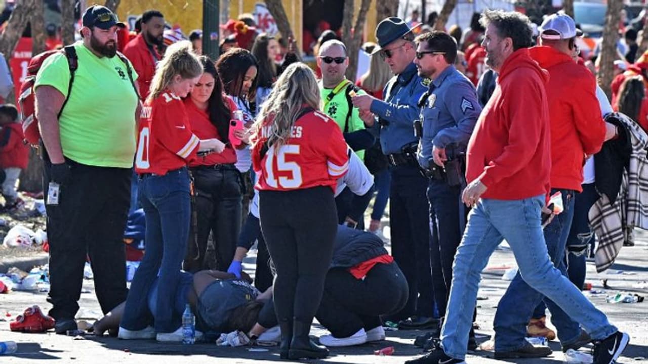 അമേരിക്കയിൽ വെടിവെപ്പ്; ഒരാൾ കൊല്ലപ്പെട്ടു, 11 കുട്ടികളടക്കം 21 പേർക്ക് പരുക്ക്, 8 പേരുടെ നില ഗുരുതരം അമേരിക്കയിൽ വെടിവെപ്പ്; ഒരാൾ കൊല്ലപ്പെട്ടു, 11 കുട്ടികളടക്കം 21 പേർക്ക് പരുക്ക്, 8 പേരുടെ നില ഗുരുതരം
