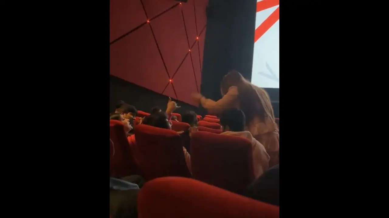 'Jab They Fought...' 2 women disrupt Valentine's Day screening of 'Jab We Met' in Delhi theater (WATCH) 'Jab They Fought...' 2 women disrupt Valentine's Day screening of 'Jab We Met' in Delhi theater (WATCH)