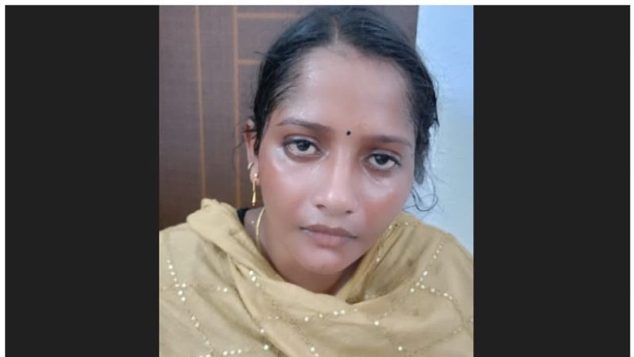 ബസിനുള്ളില് അതിവിദഗ്ധമായി മാല മോഷണം, സ്റ്റോപ്പിൽ നിർത്തിയപ്പോൾ ഇറങ്ങി രക്ഷപ്പെടാൻ ശ്രമം, യുവതി പിടിയിൽ ബസിനുള്ളില് അതിവിദഗ്ധമായി മാല മോഷണം, സ്റ്റോപ്പിൽ നിർത്തിയപ്പോൾ ഇറങ്ങി രക്ഷപ്പെടാൻ ശ്രമം, യുവതി പിടിയിൽ