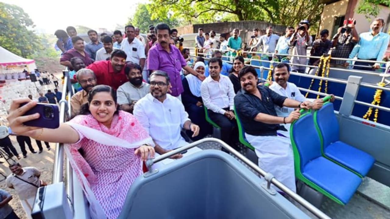 'ഇ ബസുകൾക്ക് വൻ പിന്തുണ', യാത്രയിൽ മന്ത്രിമാരും മേയറും; ഫ്ളാഗ് ഓഫ് ചെയ്തത് ഡബിള് ഡെക്കര് അടക്കം 22 ബസുകൾ 'ഇ ബസുകൾക്ക് വൻ പിന്തുണ', യാത്രയിൽ മന്ത്രിമാരും മേയറും; ഫ്ളാഗ് ഓഫ് ചെയ്തത് ഡബിള് ഡെക്കര് അടക്കം 22 ബസുകൾ
