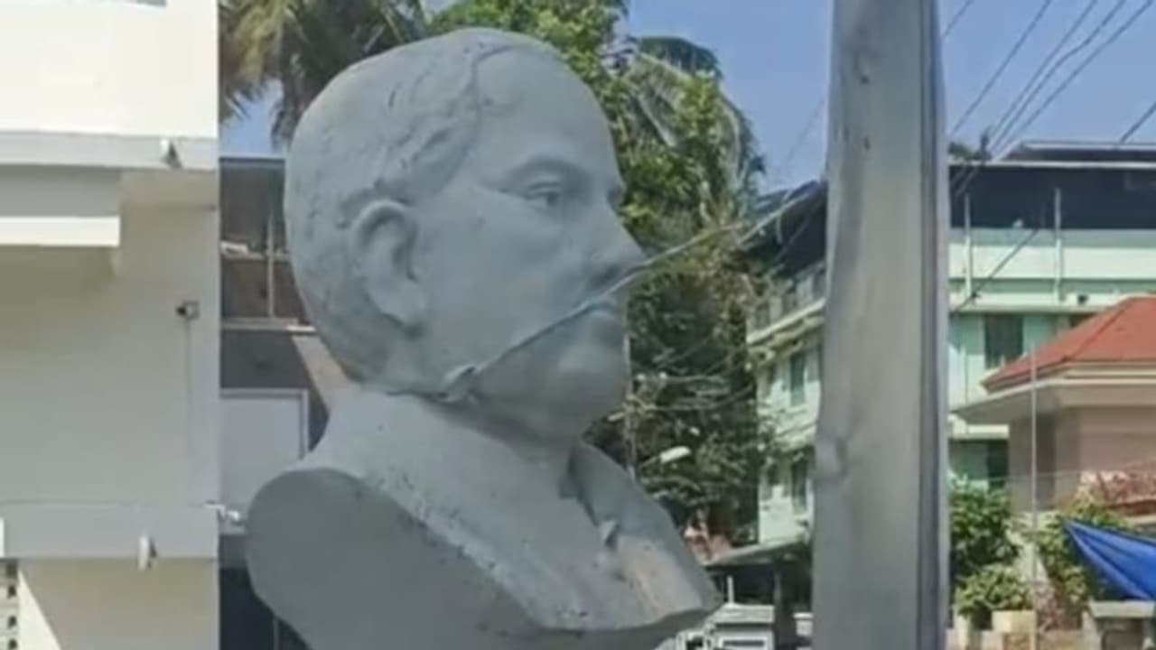 ബോർഡ് കെട്ടിയത് 'രാജീവ് ഗാന്ധിയുടെ കഴുത്തിൽ, നിങ്ങൾ തന്നെ ഇങ്ങനെ ചെയ്താലോ?' പിന്നാലെ അഴിച്ചുമാറ്റി ബോർഡ് കെട്ടിയത് 'രാജീവ് ഗാന്ധിയുടെ കഴുത്തിൽ, നിങ്ങൾ തന്നെ ഇങ്ങനെ ചെയ്താലോ?' പിന്നാലെ അഴിച്ചുമാറ്റി