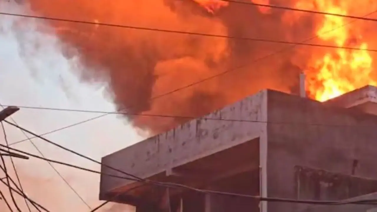 ರಾಷ್ಟ್ರ ರಾಜಧಾನಿಯಲ್ಲಿ ಭಾರಿ ಅಗ್ನಿ ದುರಂತ: ಪೈಂಟ್ ಕಾರ್ಖಾನೆಗೆ ಬೆಂಕಿ: 11 ಜನರ ಬಲಿ