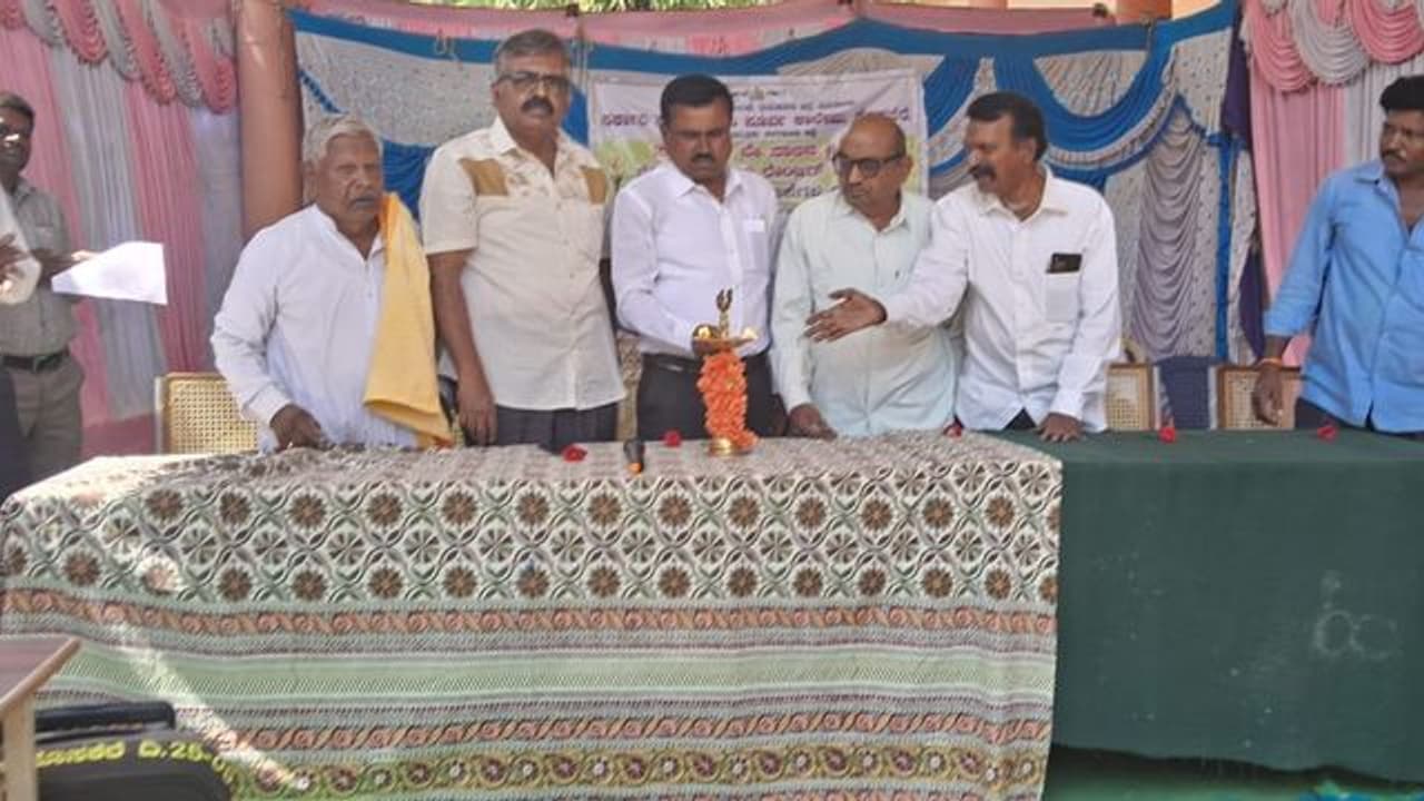 ಮಕ್ಕಳು ಜ್ಞಾನ ಸಂಪಾದನೆಗೆ ಒತ್ತು ನೀಡಿ: ಪ್ರೊ. ಮಲನಮೂರ್ತಿ ಮಕ್ಕಳು ಜ್ಞಾನ ಸಂಪಾದನೆಗೆ ಒತ್ತು ನೀಡಿ: ಪ್ರೊ. ಮಲನಮೂರ್ತಿ