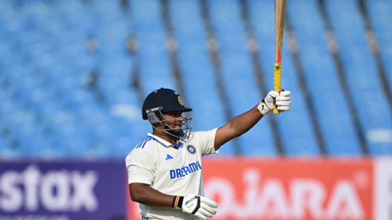 ഭാര്യയും പിതാവും കൂടെത്തന്നെയുണ്ട്; അപ്പോള് സർഫറാസ് ഖാന് ലഭിച്ച സർപ്രൈസ് ഫോണ്വിളി ആരുടെ? ഭാര്യയും പിതാവും കൂടെത്തന്നെയുണ്ട്; അപ്പോള് സർഫറാസ് ഖാന് ലഭിച്ച സർപ്രൈസ് ഫോണ്വിളി ആരുടെ?