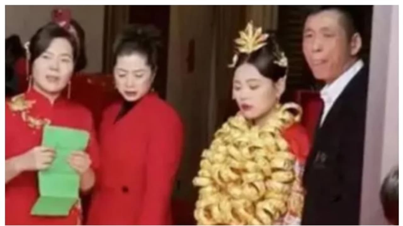 ആകെ ചെലവ് 249 കോടി, മദ്യത്തിന് മാത്രം 1.7 കോടി; ആഡംബരത്തില് ഞെട്ടിച്ച വിവാഹം ! ആകെ ചെലവ് 249 കോടി, മദ്യത്തിന് മാത്രം 1.7 കോടി; ആഡംബരത്തില് ഞെട്ടിച്ച വിവാഹം !