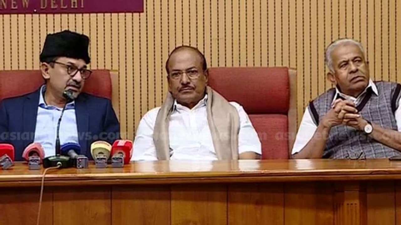 മലപ്പുറത്ത് കോൺഗ്രസിൽ ഗ്രൂപ്പ് പോര് ശക്തം: ഉടൻ പരിഹാരം കാണണമെന്ന് മുസ്ലിം ലീഗ്, കെപിസിസി നേതൃത്വത്തെ സമീപിച്ചു മലപ്പുറത്ത് കോൺഗ്രസിൽ ഗ്രൂപ്പ് പോര് ശക്തം: ഉടൻ പരിഹാരം കാണണമെന്ന് മുസ്ലിം ലീഗ്, കെപിസിസി നേതൃത്വത്തെ സമീപിച്ചു