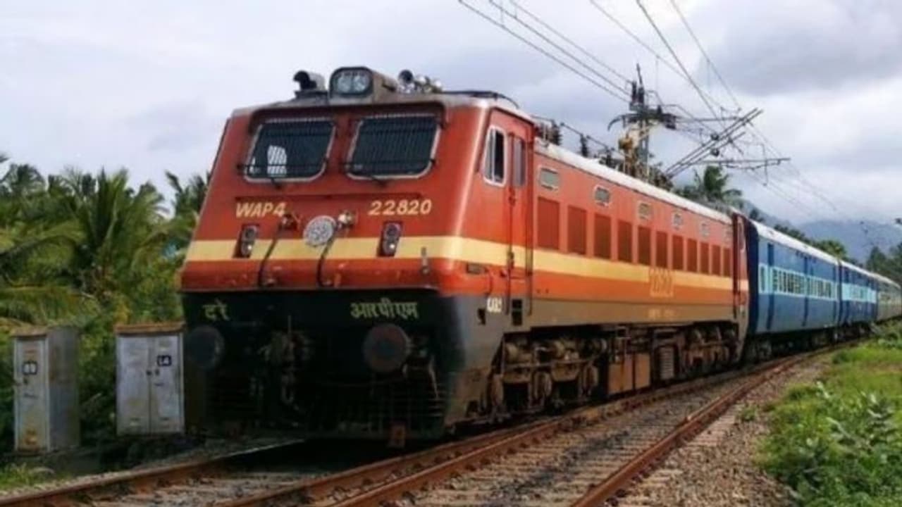 ട്രെയിൻ യാത്രക്കാർക്കൊരു സന്തോഷവാർത്ത; പാസഞ്ചർ ടിക്കറ്റ് നിരക്ക് കുറച്ചു, 50 ശതമാനം വരെ കുറയും ട്രെയിൻ യാത്രക്കാർക്കൊരു സന്തോഷവാർത്ത; പാസഞ്ചർ ടിക്കറ്റ് നിരക്ക് കുറച്ചു, 50 ശതമാനം വരെ കുറയും