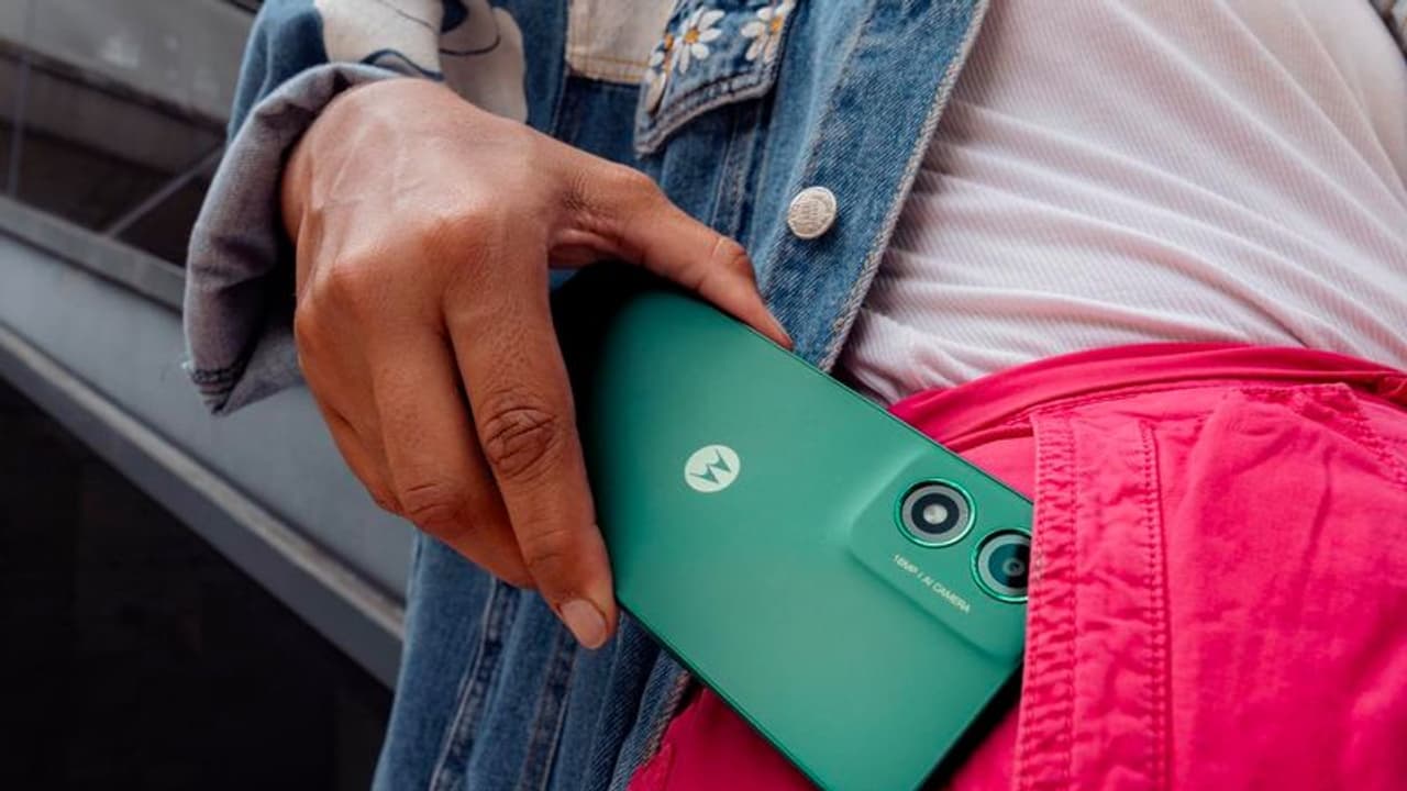 வெறும் ரூ.6,249 க்கு பக்காவான ஸ்மார்ட்போன்! பட்ஜெட் மொபைல் சந்தையில் அலப்பறை கிளப்பும் மோட்டோ!