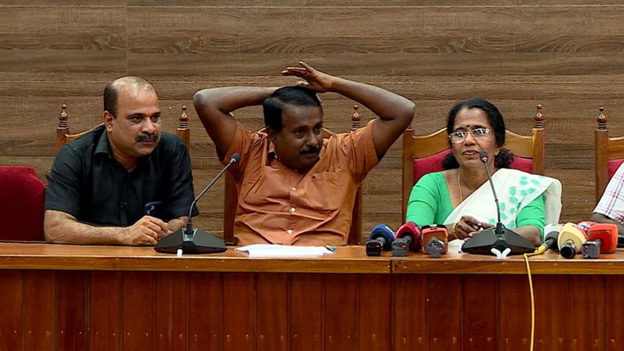 പൊതുപണം ചെലവിട്ട് ജില്ലാ പഞ്ചായത്ത് അംഗങ്ങളുടെ കശ്മീർ യാത്ര; ന്യായീകരിക്കാൻ വാർത്താസമ്മേളനം വിളിച്ച് കുടുങ്ങി പൊതുപണം ചെലവിട്ട് ജില്ലാ പഞ്ചായത്ത് അംഗങ്ങളുടെ കശ്മീർ യാത്ര; ന്യായീകരിക്കാൻ വാർത്താസമ്മേളനം വിളിച്ച് കുടുങ്ങി