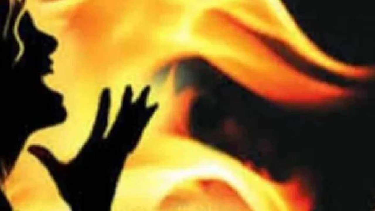 ഭർത്താവ് പ്രതിയായ പീഡനക്കേസ്; ഒത്തുതീർക്കാനെത്തിയ ഗർഭിണിയെ കൂട്ടബലാത്സംഗം ചെയ്ത് തീകൊളുത്തി, കുഞ്ഞ് മരിച്ചു