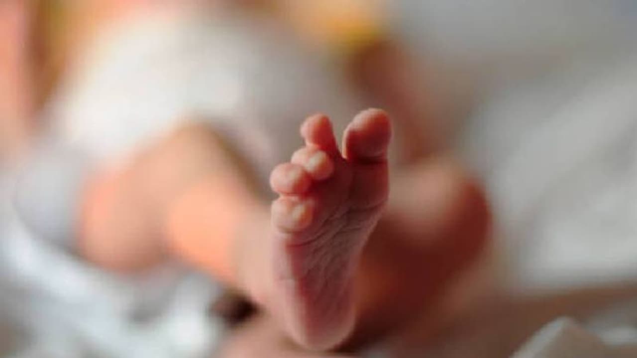 കുഞ്ഞ് ജനിച്ചശേഷം അടിച്ചുപൊളിച്ച് ജീവിക്കാനാവുന്നില്ല, മകളെ ദത്ത് നൽകാൻ തീരുമാനിച്ച് ദമ്പതികൾ..!