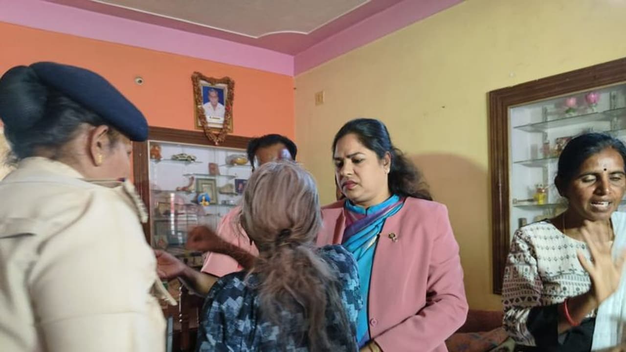 ತುಮಕೂರು: ಗೃಹಬಂಧನದಲ್ಲಿದ್ದ ವಯೋವೃದ್ಧೆಯ ರಕ್ಷಣೆ ತುಮಕೂರು: ಗೃಹಬಂಧನದಲ್ಲಿದ್ದ ವಯೋವೃದ್ಧೆಯ ರಕ್ಷಣೆ