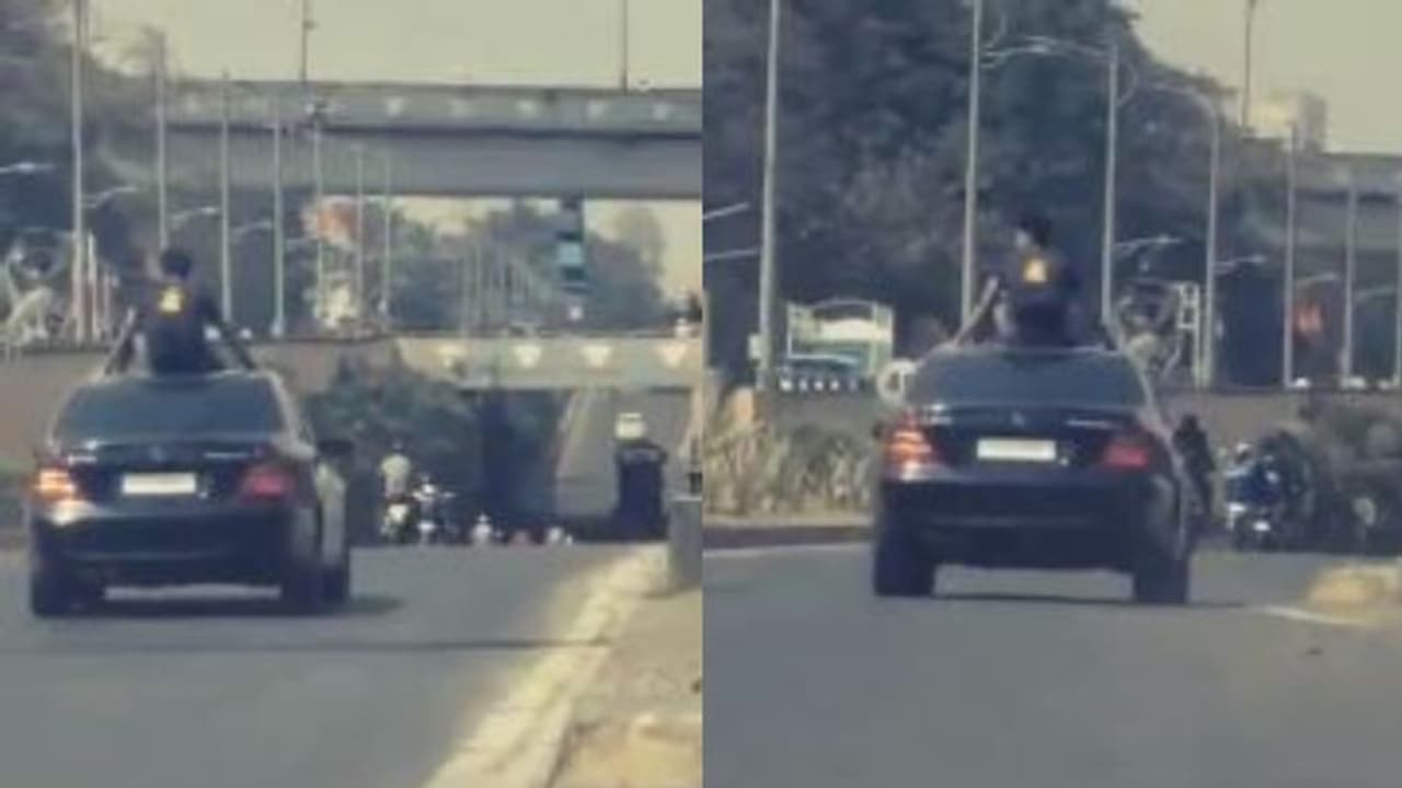 തിരക്കേറിയ റോഡിൽ കാറിന്റെ റൂഫിലിരുന്ന് യുവാവിന്റെ സാഹസികത, പ്രത്യേക സമ്മാനവുമായി പൊലീസ് തിരക്കേറിയ റോഡിൽ കാറിന്റെ റൂഫിലിരുന്ന് യുവാവിന്റെ സാഹസികത, പ്രത്യേക സമ്മാനവുമായി പൊലീസ്