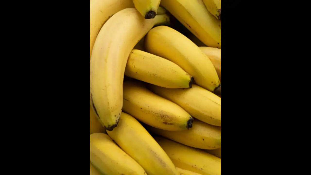 'ഒരു പഴം അധികമെടുത്തു'; കടയിലെത്തിയ യുവാക്കളെ ഇരുമ്പ് വടികൊണ്ട് തല്ലി പഴക്കച്ചവടക്കാരനും മകനും, അറസ്റ്റിൽ