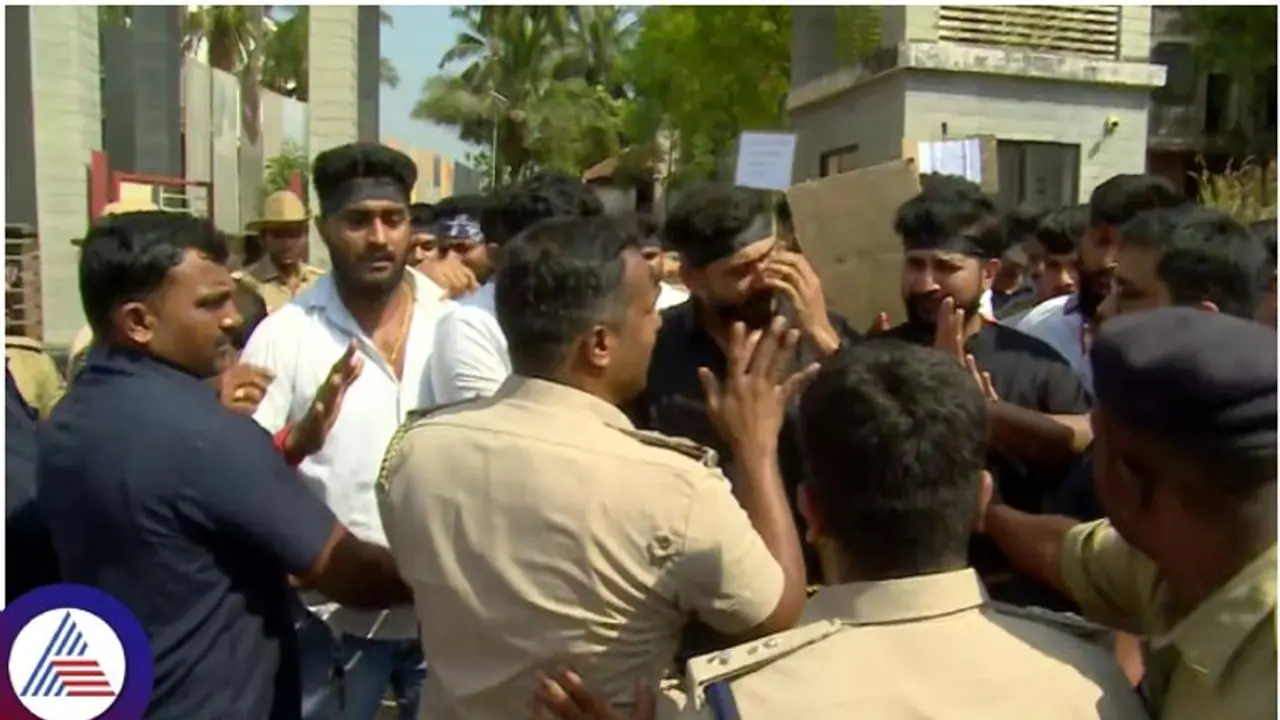 ಸಿಎಂ ಸಿದ್ದರಾಮಯ್ಯ, ಮಲ್ಲಿಕಾರ್ಜುನ ಖರ್ಗೆಗೆ ಕಪ್ಪು ಪಟ್ಟಿ ಪ್ರದರ್ಶನ ಸಿದ್ಧತೆ: ಬಿಜೆಪಿ ಕಾರ್ಯಕರ್ತರ ಬಂಧನ ಸಿಎಂ ಸಿದ್ದರಾಮಯ್ಯ, ಮಲ್ಲಿಕಾರ್ಜುನ ಖರ್ಗೆಗೆ ಕಪ್ಪು ಪಟ್ಟಿ ಪ್ರದರ್ಶನ ಸಿದ್ಧತೆ: ಬಿಜೆಪಿ ಕಾರ್ಯಕರ್ತರ ಬಂಧನ