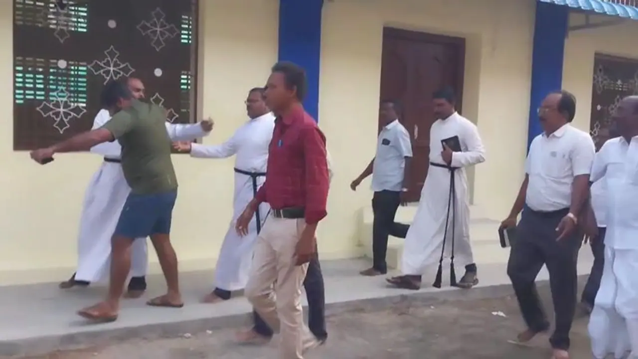 தூத்துக்குடி தேவாலயத்தில் இரு தரப்பினரிடையே மோதல்; போர்க்களமான சர்ச் போலீஸ் குவிப்பு