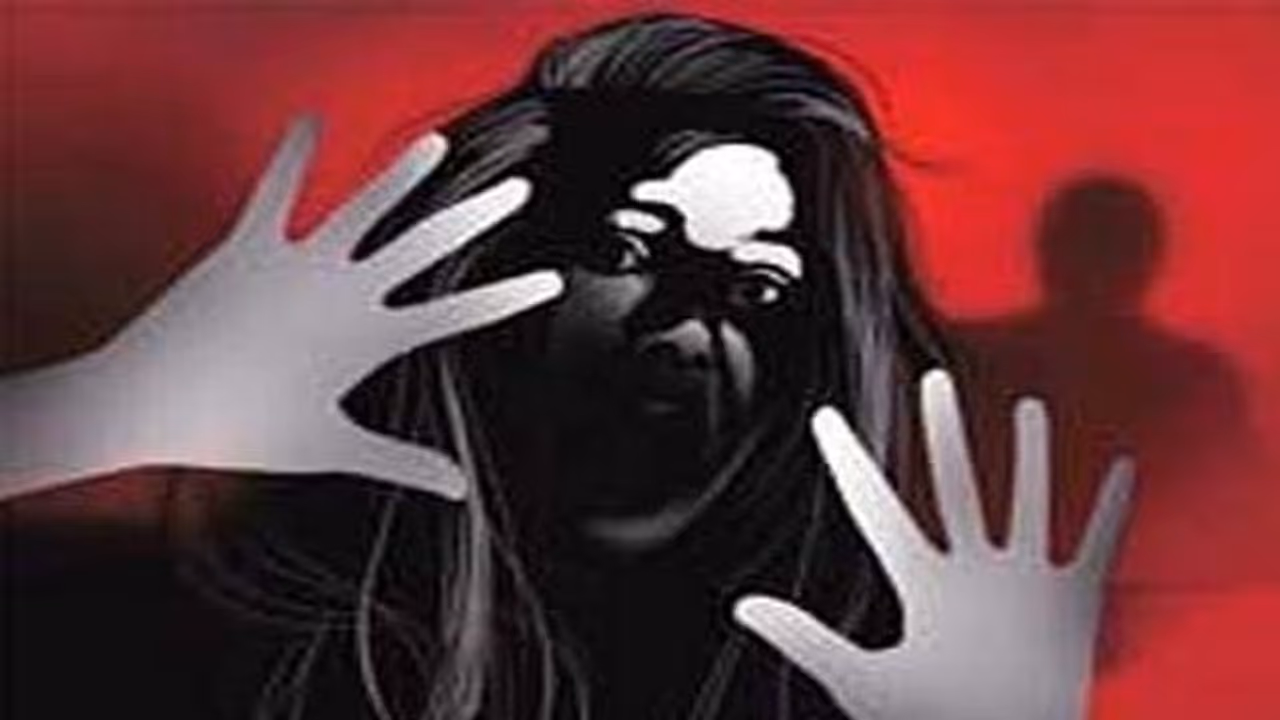पीड़िता के घर समझौते के लिए गई रेप आरोपी की पत्नी से गैंगरेप, भागने लगी तो पेट्रोल डालकर जलाया