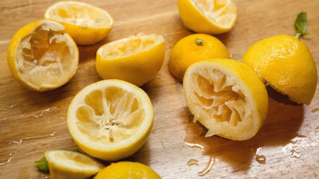 ചെറുനാരങ്ങ പിഴിഞ്ഞ് ബാക്കി വരുന്ന തൊണ്ട് കൊണ്ടുള്ള അഞ്ച് ഉപയോഗങ്ങള്... ചെറുനാരങ്ങ പിഴിഞ്ഞ് ബാക്കി വരുന്ന തൊണ്ട് കൊണ്ടുള്ള അഞ്ച് ഉപയോഗങ്ങള്...