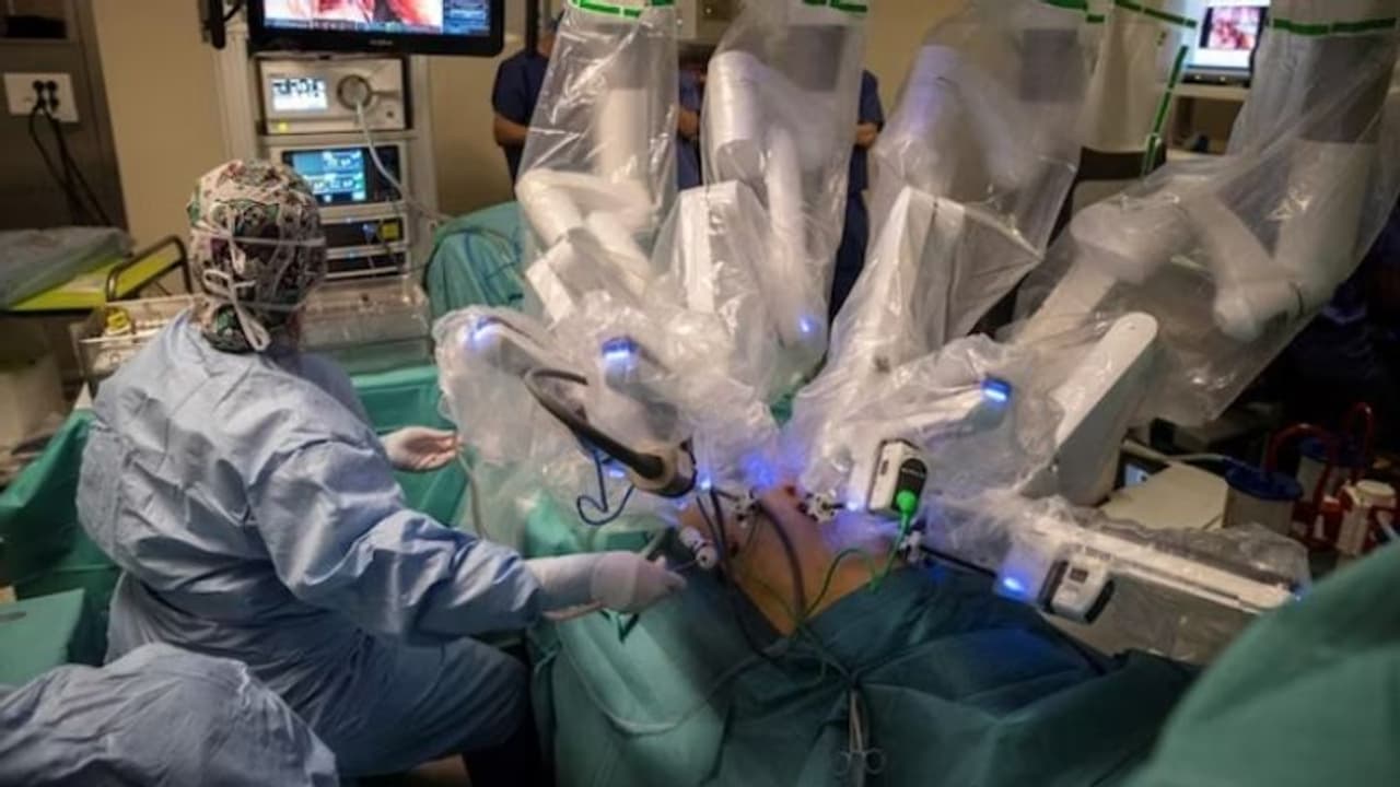 'ക്യാൻസര് ശസ്ത്രക്രിയക്കിടെ റോബോട്ട് ചതിച്ചു'; നഷ്ടപരിഹാരം ചോദിച്ച് മരിച്ച രോഗിയുടെ ഭര്ത്താവ് 'ക്യാൻസര് ശസ്ത്രക്രിയക്കിടെ റോബോട്ട് ചതിച്ചു'; നഷ്ടപരിഹാരം ചോദിച്ച് മരിച്ച രോഗിയുടെ ഭര്ത്താവ്