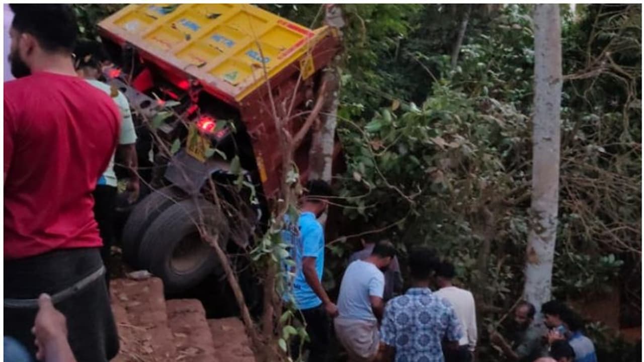 ടിപ്പർ ലോറി സ്കൂട്ടറുമായി കൂട്ടിയിടിച്ച് യാത്രക്കാരി മരിച്ചു ടിപ്പർ ലോറി സ്കൂട്ടറുമായി കൂട്ടിയിടിച്ച് യാത്രക്കാരി മരിച്ചു