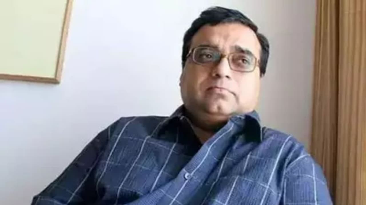 ചെക്ക് കേസ്; സംവിധായകന് രാജ്കുമാര് സന്തോഷിക്ക് 2 വര്ഷത്തെ ജയില് ശിക്ഷ ചെക്ക് കേസ്; സംവിധായകന് രാജ്കുമാര് സന്തോഷിക്ക് 2 വര്ഷത്തെ ജയില് ശിക്ഷ