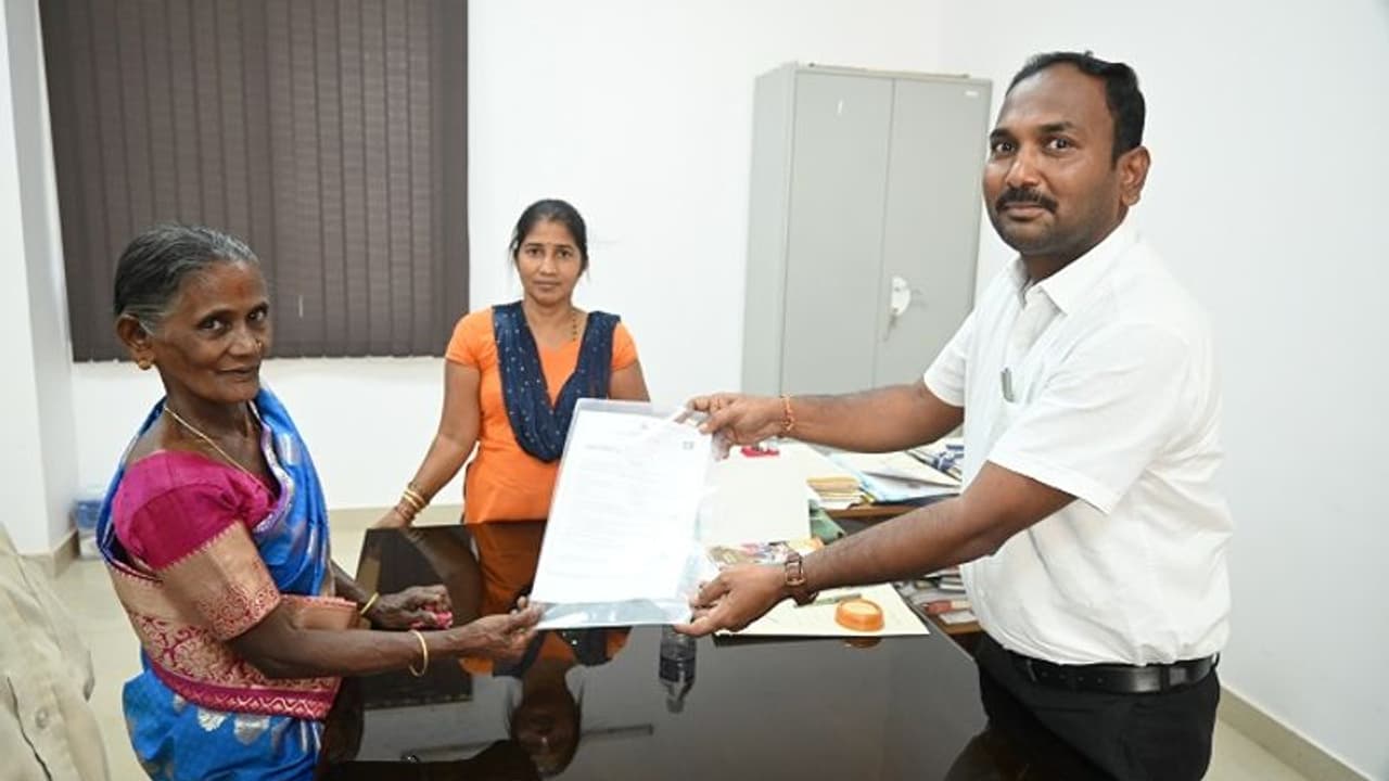 ಕಾರ್ಕಳ: ಕೇವಲ ನಾಲ್ಕೇ ಗಂಟೆಯಲ್ಲಿ ವೃದ್ಧಾಪ್ಯ ವೇತನ ದೊರಕಿಸಿ ಕೊಟ್ಟ ತಹಸೀಲ್ದಾರ್..! ಕಾರ್ಕಳ: ಕೇವಲ ನಾಲ್ಕೇ ಗಂಟೆಯಲ್ಲಿ ವೃದ್ಧಾಪ್ಯ ವೇತನ ದೊರಕಿಸಿ ಕೊಟ್ಟ ತಹಸೀಲ್ದಾರ್..!