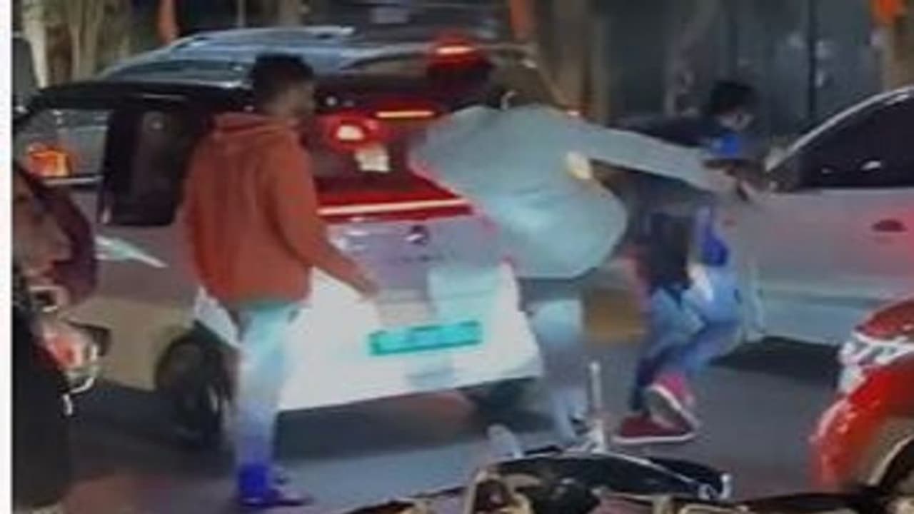 ಬೆಂಗಳೂರಿನಲ್ಲಿ ಪುಡಿ ರೌಡಿಗಳ ಅಟ್ಟಹಾಸ: ಯುವಕ ಯುವತಿ ಇದ್ದ ಬೈಕ್‌ಗೆ ಅಡ್ಡ ಹಾಕಿ ಹಲ್ಲೆ 