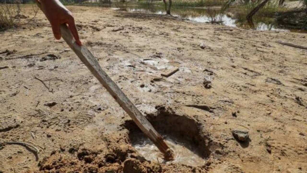 ഒരുഭാഗത്ത് കൊടുംവരള്ച്ച, മറുഭാഗത്ത് നിർത്താതെ ഉറവ, സർവത്ര ജലം, വെള്ളപ്പൊക്കത്തിൽ നാടുവിട്ടോടി ജനങ്ങൾ ഒരുഭാഗത്ത് കൊടുംവരള്ച്ച, മറുഭാഗത്ത് നിർത്താതെ ഉറവ, സർവത്ര ജലം, വെള്ളപ്പൊക്കത്തിൽ നാടുവിട്ടോടി ജനങ്ങൾ