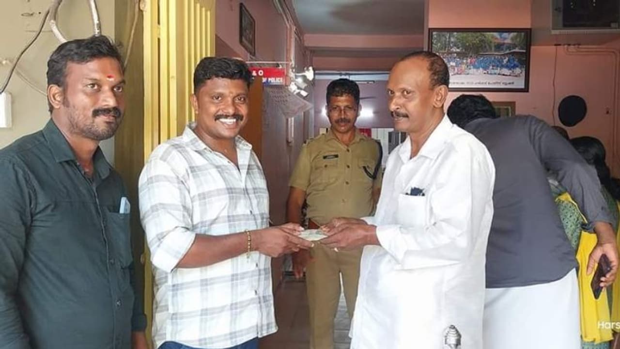 റോഡിൽ ചിതറികിടക്കുന്ന 500 രൂപ നോട്ടുകൾ, കണ്ടത് ജോലിക്ക് പോയവഴി; ഹർഷനും, സുനിലും ചെയ്തത് നല്ല മാതൃക! റോഡിൽ ചിതറികിടക്കുന്ന 500 രൂപ നോട്ടുകൾ, കണ്ടത് ജോലിക്ക് പോയവഴി; ഹർഷനും, സുനിലും ചെയ്തത് നല്ല മാതൃക!