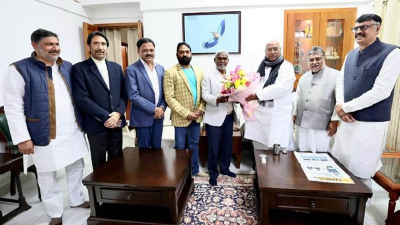 Congress downplays Kharge Soren meet as 'courtesy call' amid dissent over Jharkhand Cabinet expansion Congress downplays Kharge Soren meet as 'courtesy call' amid dissent over Jharkhand Cabinet expansion