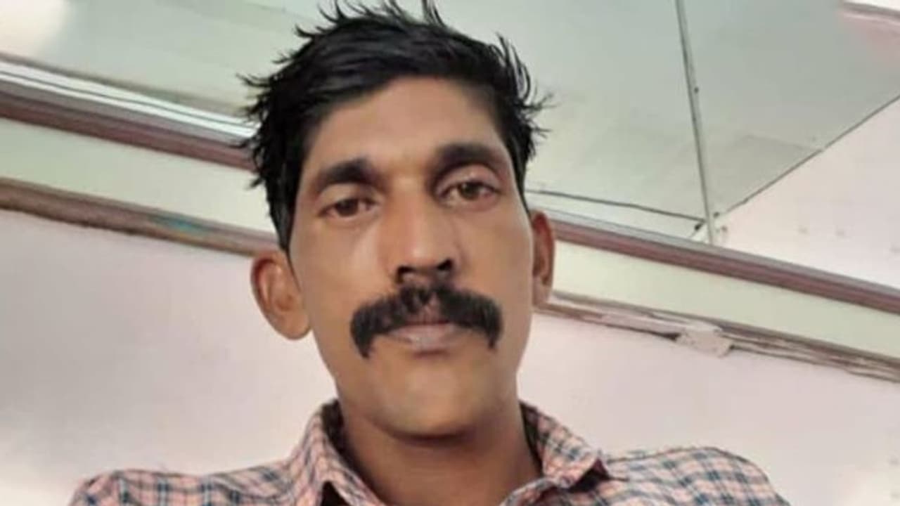 ബസ് ഓടിച്ചു കൊണ്ടിരിക്കെ ഡ്രൈവർക്ക് ഹൃദയാഘാതം; ബസ് സൈഡിലേക്ക് മാറ്റുന്നതിനിടെ മരിച്ചു ബസ് ഓടിച്ചു കൊണ്ടിരിക്കെ ഡ്രൈവർക്ക് ഹൃദയാഘാതം; ബസ് സൈഡിലേക്ക് മാറ്റുന്നതിനിടെ മരിച്ചു