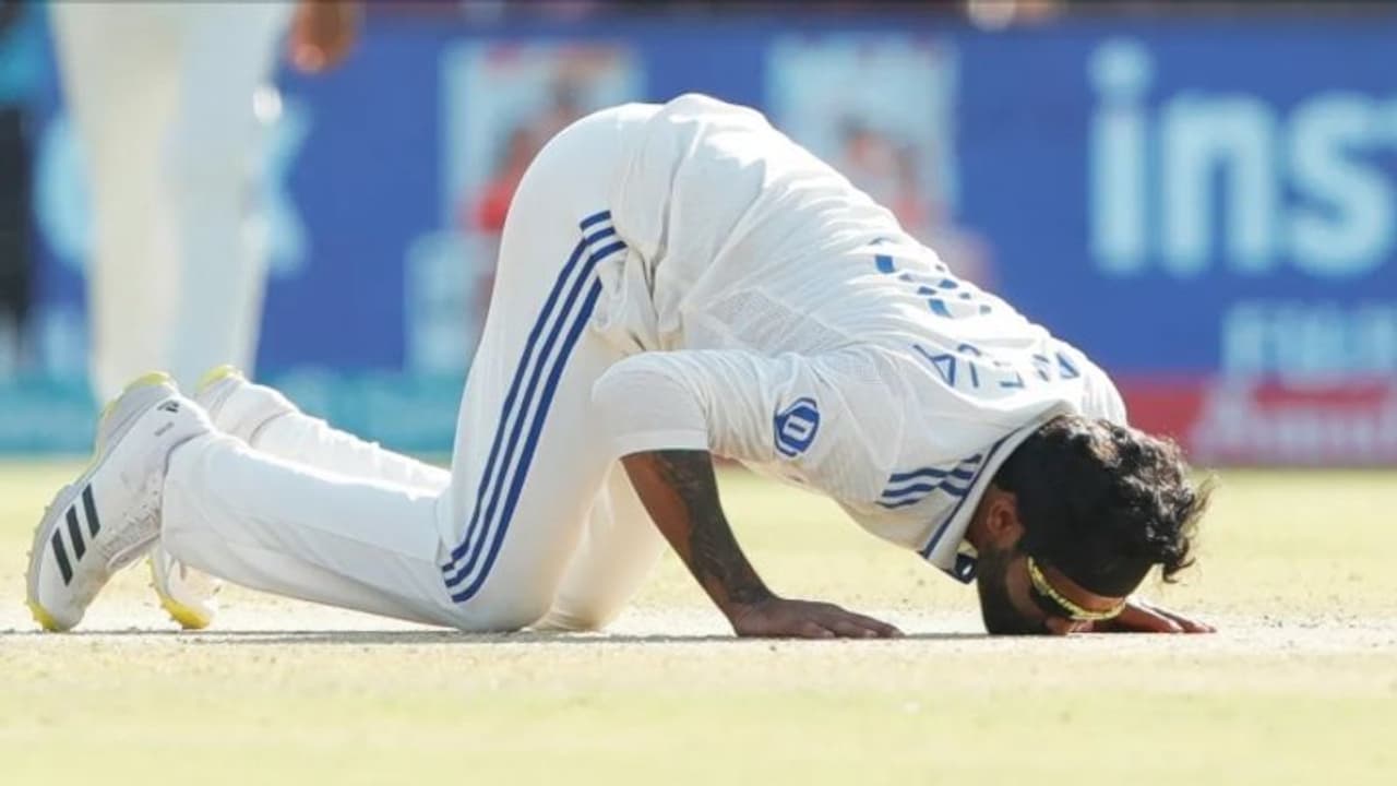 ராஜ்கோட்டிற்கு ராஜாவான ஜட்டு 5 விக்கெட் கைப்பற்றி சாதனை – பிட்சுக்கும், பந்துக்கும் முத்தமிட்ட தருணம்! ராஜ்கோட்டிற்கு ராஜாவான ஜட்டு 5 விக்கெட் கைப்பற்றி சாதனை – பிட்சுக்கும், பந்துக்கும் முத்தமிட்ட தருணம்!