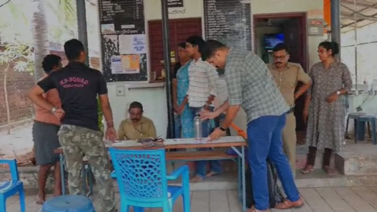 മലപ്പുറത്ത് രണ്ട് ക്ഷേത്രങ്ങളില് മോഷണം; സിസിടിവിയില് ഹെല്മറ്റ് ധരിച്ചെത്തിയവർ, പൊലീസ് അന്വേഷണം മലപ്പുറത്ത് രണ്ട് ക്ഷേത്രങ്ങളില് മോഷണം; സിസിടിവിയില് ഹെല്മറ്റ് ധരിച്ചെത്തിയവർ, പൊലീസ് അന്വേഷണം