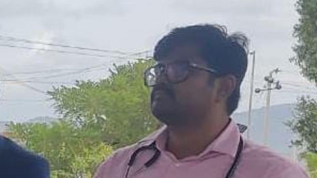 Chitradurga: ವೈದ್ಯನ ಹೈಡೋಸ್ ಇಂಜೆಕ್ಷನ್ಗೆ 13 ವರ್ಷದ ಬಾಲಕಿ ಬಲಿ: ಏನಿದು ಘಟನೆ? Chitradurga: ವೈದ್ಯನ ಹೈಡೋಸ್ ಇಂಜೆಕ್ಷನ್ಗೆ 13 ವರ್ಷದ ಬಾಲಕಿ ಬಲಿ: ಏನಿದು ಘಟನೆ?