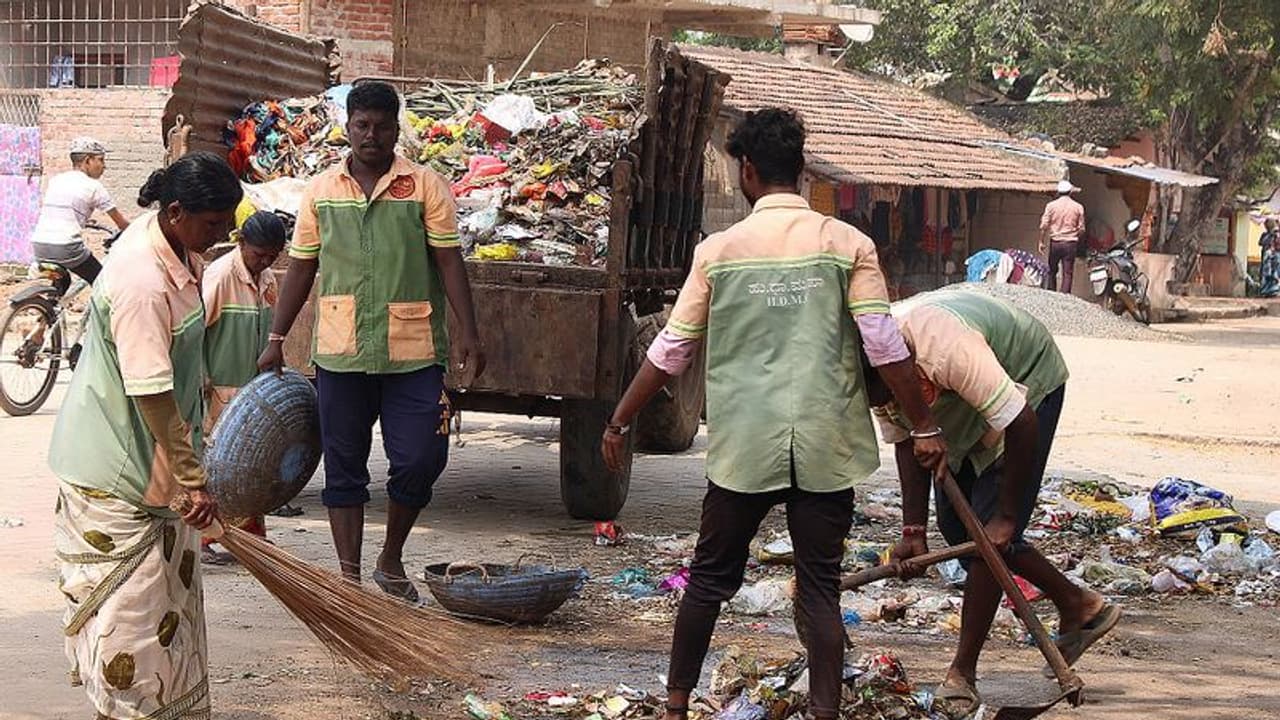 ಹುಬ್ಬಳ್ಳಿಯ 1001 ಜನ ಪೌರಕಾರ್ಮಿಕರಿಗೆ ಕಾಯಂ ಆಗುವ ಭಾಗ್ಯ: ಕಾರ್ಮಿಕರಲ್ಲಿ ಸಂತಸ ಹುಬ್ಬಳ್ಳಿಯ 1001 ಜನ ಪೌರಕಾರ್ಮಿಕರಿಗೆ ಕಾಯಂ ಆಗುವ ಭಾಗ್ಯ: ಕಾರ್ಮಿಕರಲ್ಲಿ ಸಂತಸ