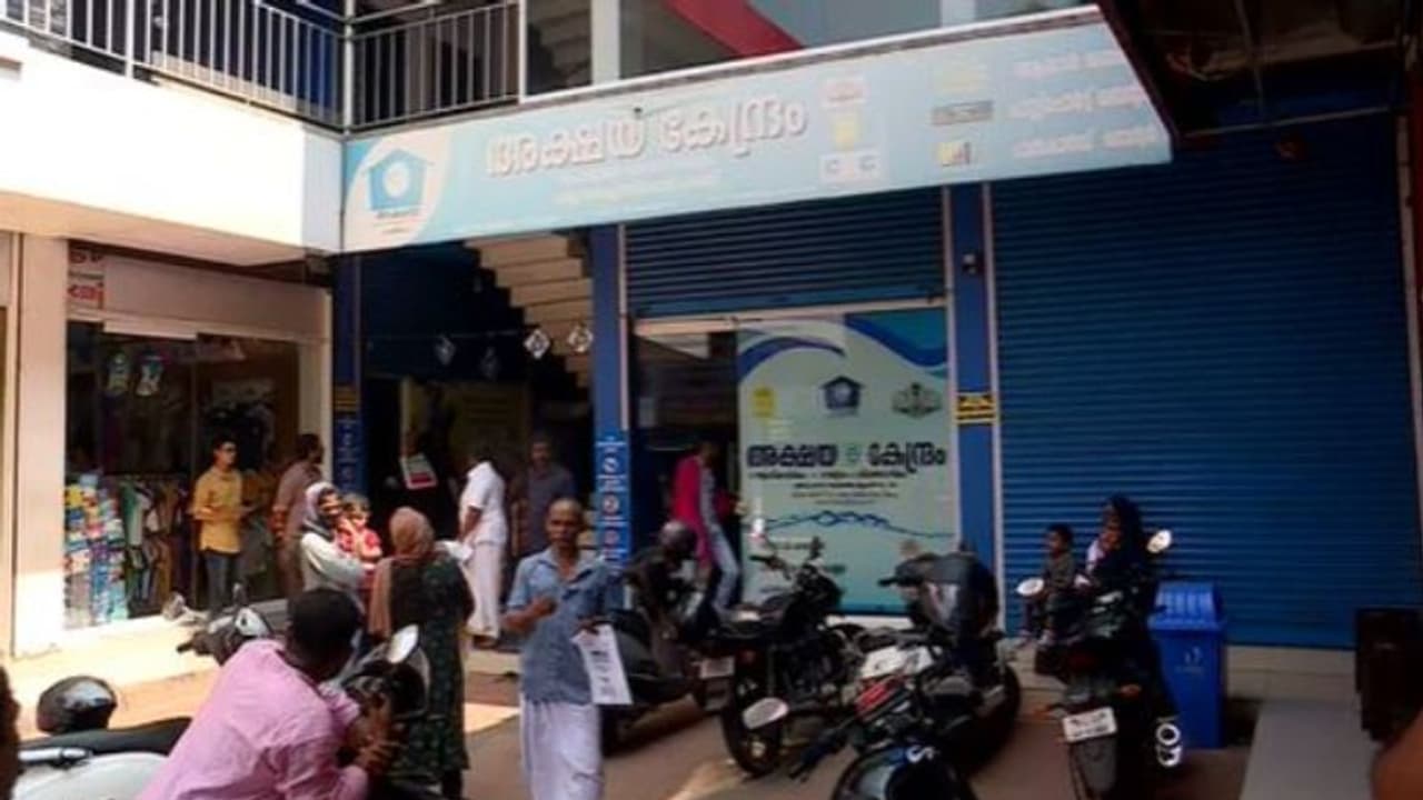 മലപ്പുറത്തെ അക്ഷയയിൽ 38 ആധാര് കാര്ഡുകൾ, പക്ഷെ എല്ലാം വ്യാജം, തിരൂരിലെ അട്ടിമറിയിൽ ഗൂഗിൾ സഹായം തേടി പൊലീസ് മലപ്പുറത്തെ അക്ഷയയിൽ 38 ആധാര് കാര്ഡുകൾ, പക്ഷെ എല്ലാം വ്യാജം, തിരൂരിലെ അട്ടിമറിയിൽ ഗൂഗിൾ സഹായം തേടി പൊലീസ്