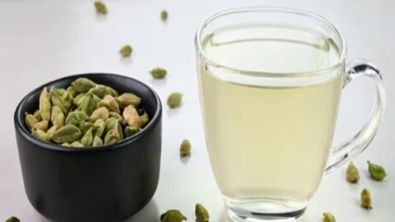 ദിവസവും വെറും വയറ്റിൽ ഏലയ്ക്ക വെള്ളം കുടിക്കൂ; അറിയാം ഈ ഗുണങ്ങള്... ദിവസവും വെറും വയറ്റിൽ ഏലയ്ക്ക വെള്ളം കുടിക്കൂ; അറിയാം ഈ ഗുണങ്ങള്...