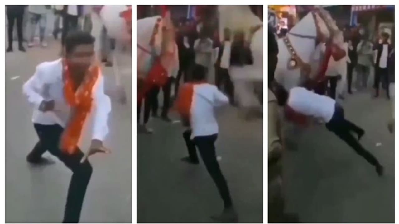 കുതിരയ്ക്ക് മുന്നില്‍ 'ഷോ'; പിന്നാലെ, ആള്‍ക്കൂട്ടത്തിനിടയിലേക്ക് തെറിക്കുന്ന യുവാവിന്‍റെ വീഡിയോ വൈറല്‍... !