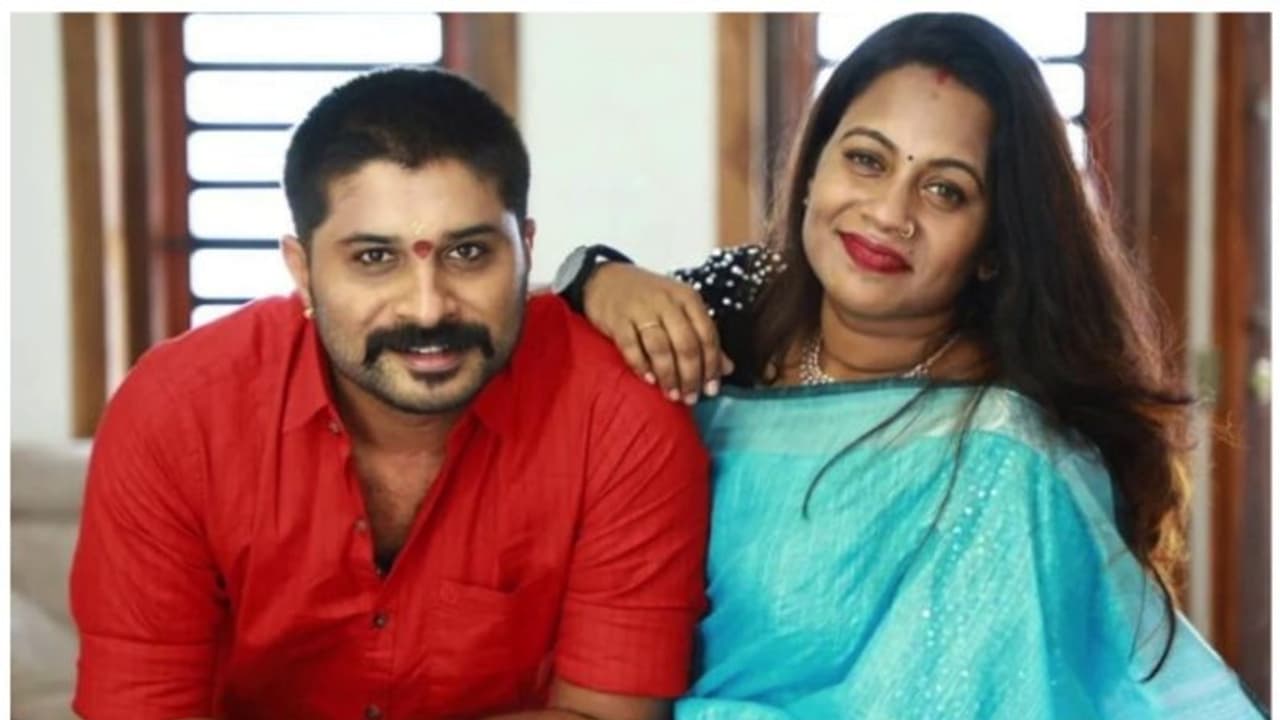 ഹൈറിച്ച് സാമ്പത്തിക തട്ടിപ്പ് കേസ്; ശ്രീനയും പ്രതാപനും ഇന്ന് ഇഡി ഓഫീസിൽ കീഴടങ്ങിയേക്കും ഹൈറിച്ച് സാമ്പത്തിക തട്ടിപ്പ് കേസ്; ശ്രീനയും പ്രതാപനും ഇന്ന് ഇഡി ഓഫീസിൽ കീഴടങ്ങിയേക്കും