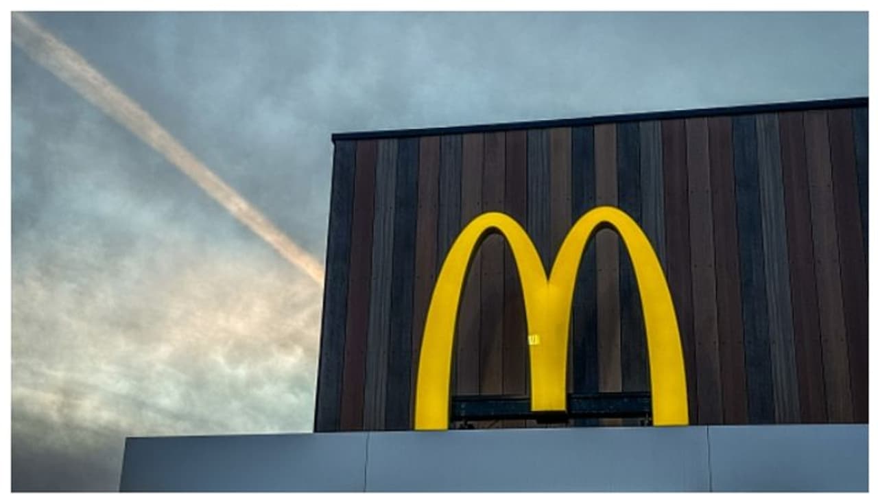 ചാറ്റ് ജിപിടി തുണ; മക്ഡോണാൾഡിനെ പറ്റിച്ച് 100 ഭക്ഷണ പൊതി സംഘടിപ്പിച്ചതായി യുവാവ് ! പ്രതികരിച്ച് സോഷ്യൽ മീഡിയ ചാറ്റ് ജിപിടി തുണ; മക്ഡോണാൾഡിനെ പറ്റിച്ച് 100 ഭക്ഷണ പൊതി സംഘടിപ്പിച്ചതായി യുവാവ് ! പ്രതികരിച്ച് സോഷ്യൽ മീഡിയ