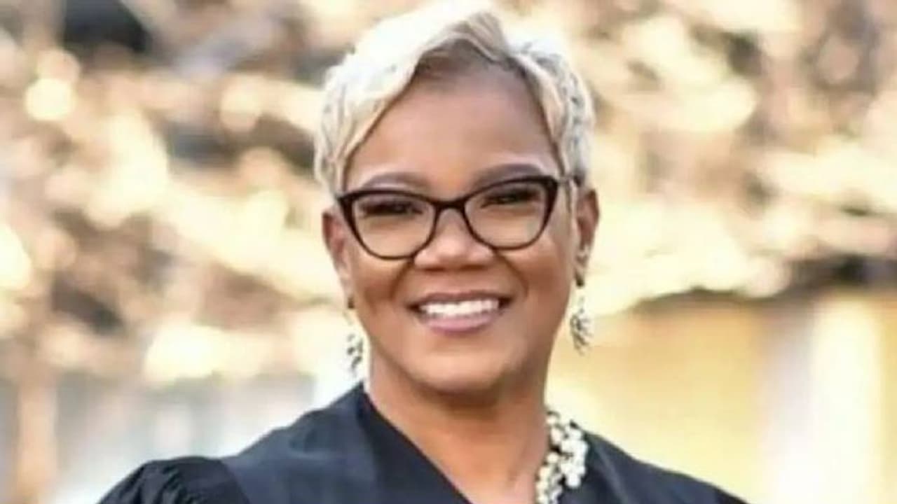 പിരിയാമെന്ന് കാമുകൻ, ക്രോധമടക്കാനായില്ല, ജില്ലാ ജഡ്ജിയായ കാമുകി ചെയ്തത് കണ്ടോ? കണ്ണിന്റെ കാഴ്ചവരെ പോയി പിരിയാമെന്ന് കാമുകൻ, ക്രോധമടക്കാനായില്ല, ജില്ലാ ജഡ്ജിയായ കാമുകി ചെയ്തത് കണ്ടോ? കണ്ണിന്റെ കാഴ്ചവരെ പോയി