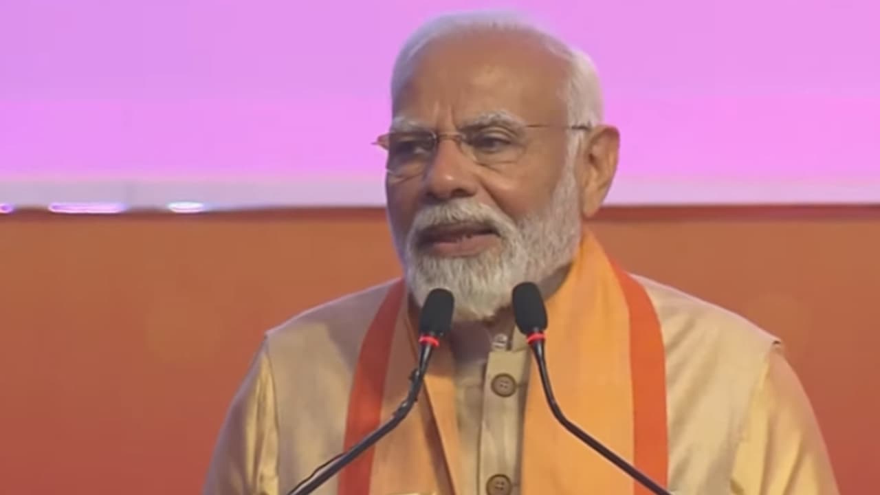 S Gurumurthy: శ్వేతపత్రం వర్సెస్ దిష్టి చుక్క.. కేంద్రం ఏం చెప్పింది? కాంగ్రెస్ ఏం చెప్పింది? S Gurumurthy: శ్వేతపత్రం వర్సెస్ దిష్టి చుక్క.. కేంద్రం ఏం చెప్పింది? కాంగ్రెస్ ఏం చెప్పింది?