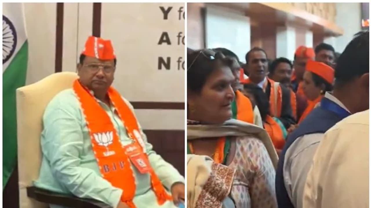 ഒരു ഒഴിഞ്ഞ കസേരയിരുന്ന് പടമെടുക്കാൻ ബിജെപി നേതാക്കളുടെ കൂട്ടയിടി! കാരണം കണ്ട് ഞെട്ടി സോഷ്യൽ മീഡിയ ഒരു ഒഴിഞ്ഞ കസേരയിരുന്ന് പടമെടുക്കാൻ ബിജെപി നേതാക്കളുടെ കൂട്ടയിടി! കാരണം കണ്ട് ഞെട്ടി സോഷ്യൽ മീഡിയ